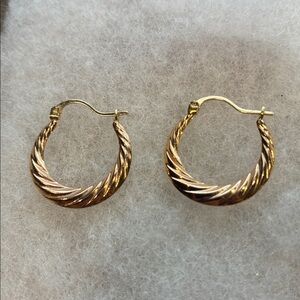 14K Beautiful Gold Hoops. (1.41grams)
